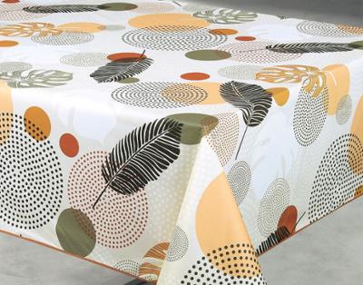 Nappe rectangulaire 140 cm x 240 cm en polyester avec motif végétal graphique aux tons terracotta, beige et kaki, mêlant feuillages stylisés et formes abstraites pour une décoration contemporaine et chaleureuse.