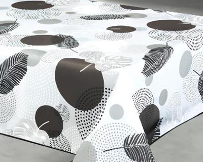 Nappe rectangulaire 140 cm x 240 cm en polyester avec motif végétal graphique noir, gris et blanc, associant feuillages stylisés et formes abstraites pour une décoration moderne et épurée.